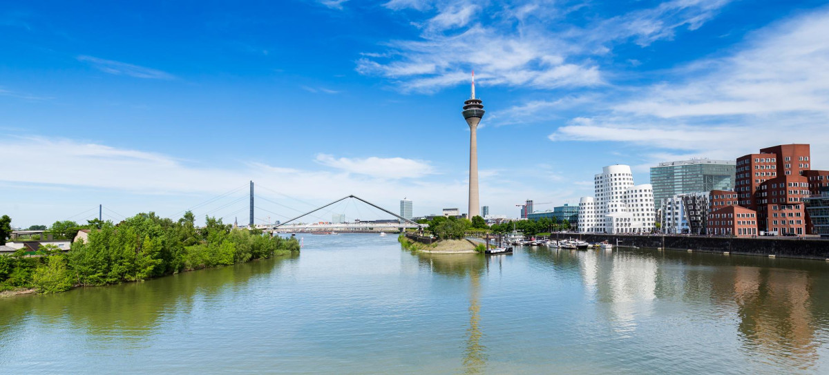 Skyline von Düsseldorf mit Rhein, Rheinturm und Medienhafen